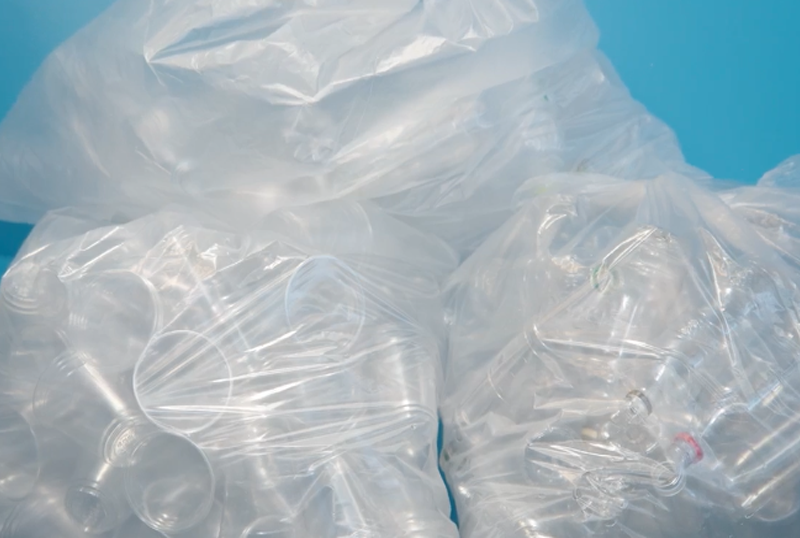 廃棄されたプラスチックカップ